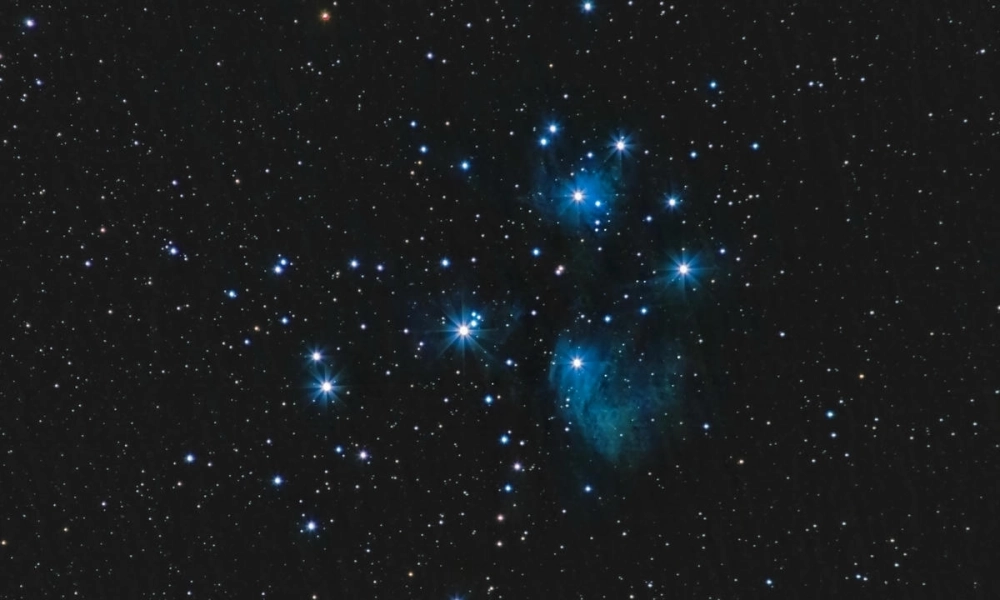 Bầu trời đầy sao bao quanh cụm sao Hyades huyền thoại