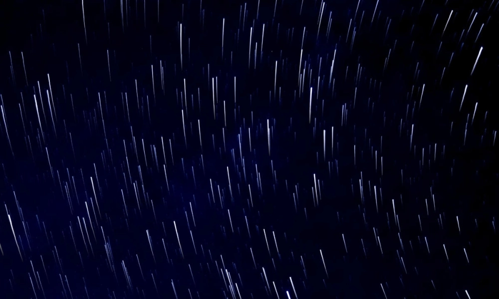 Cảnh tượng mưa sao băng Leonids xuất hiện dày đặc vào rạng sáng