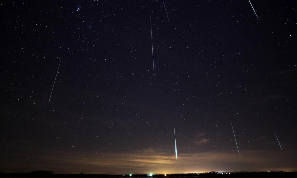 Vệt sáng dài của mưa sao băng Perseids cắt ngang dải ngân hà