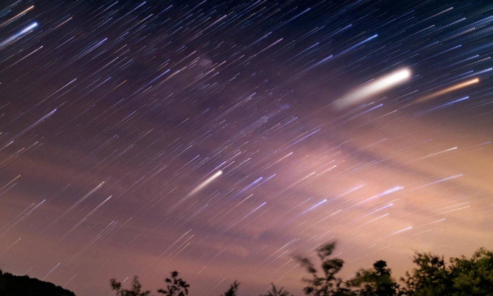 Nhiếp ảnh gia ghi lại khoảnh khắc mưa sao băng Geminids rực sáng giữa trời đêm