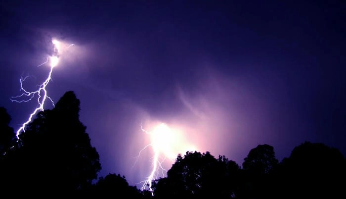 Nguyên nhân sét hòn liên quan đến điện tích và plasma nóng