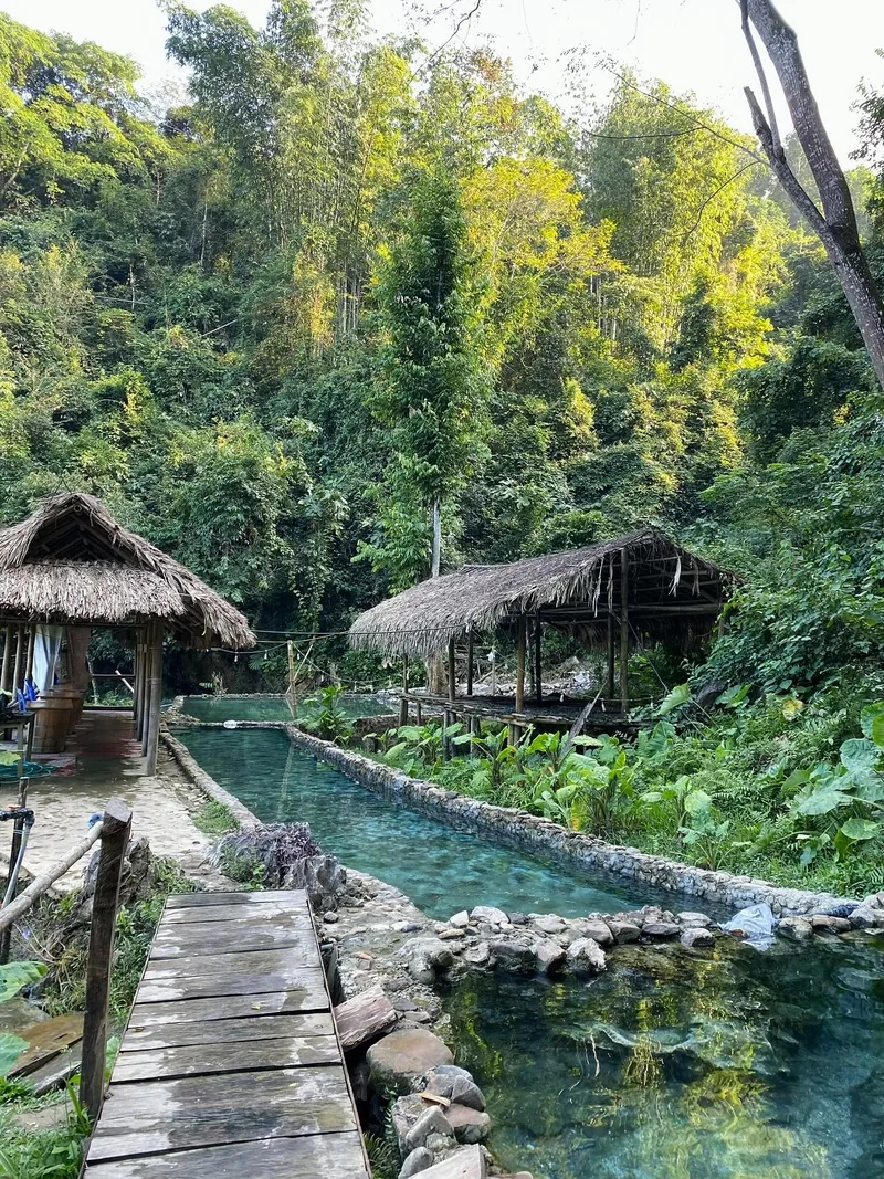 Thưởng ngoạn suối nước nóng khoáng quý giá từ thiên nhiên