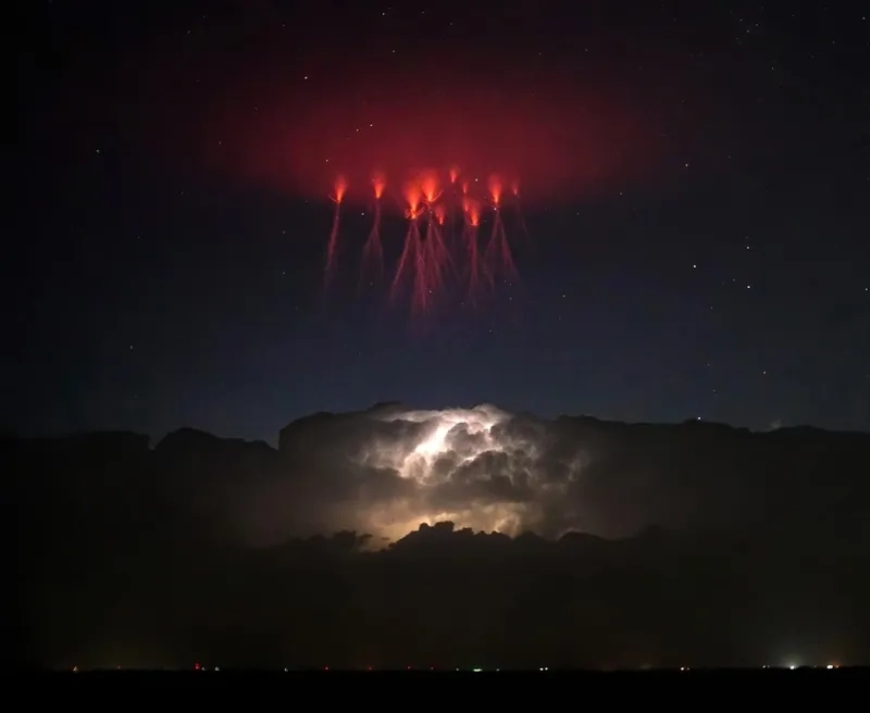 Hình ảnh Red Sprites mờ ảo và bí ẩn