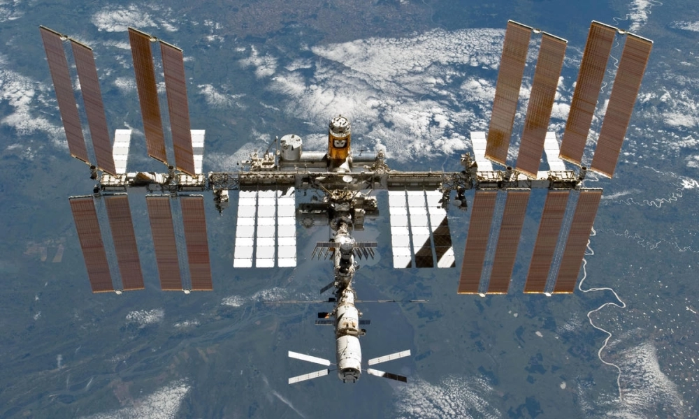 Vẻ đẹp lung linh của trạm iss ban đêm đi qua các đại dương