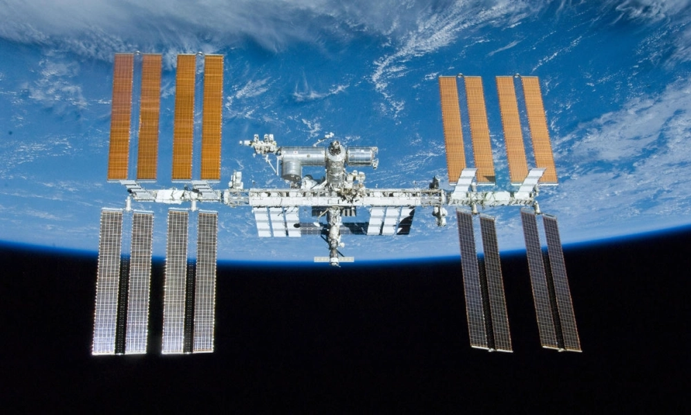 Trái đất tròn trịa nhìn từ độ cao 400km của trạm iss