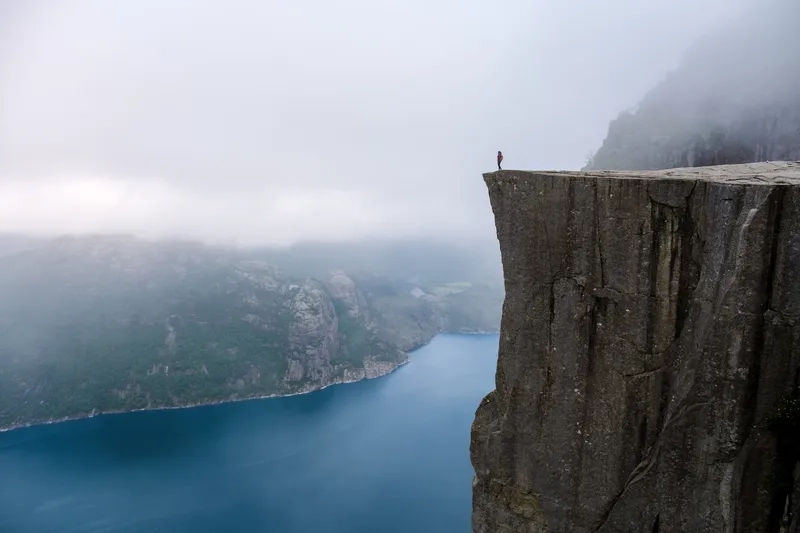 Khám phá vách đá hùng vĩ giữa thiên nhiên kỳ thú